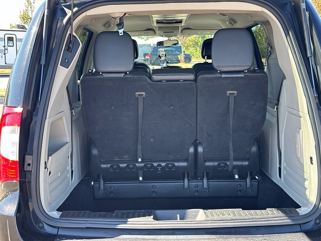 Used 2014 Chrysler Town & Country Touring FWD image 17