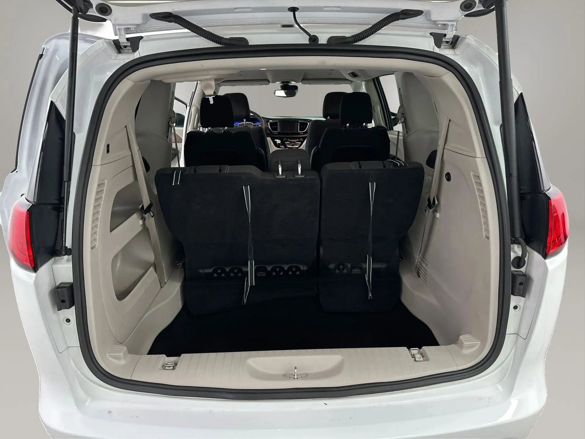 Used 2024 Chrysler Voyager LX image 11