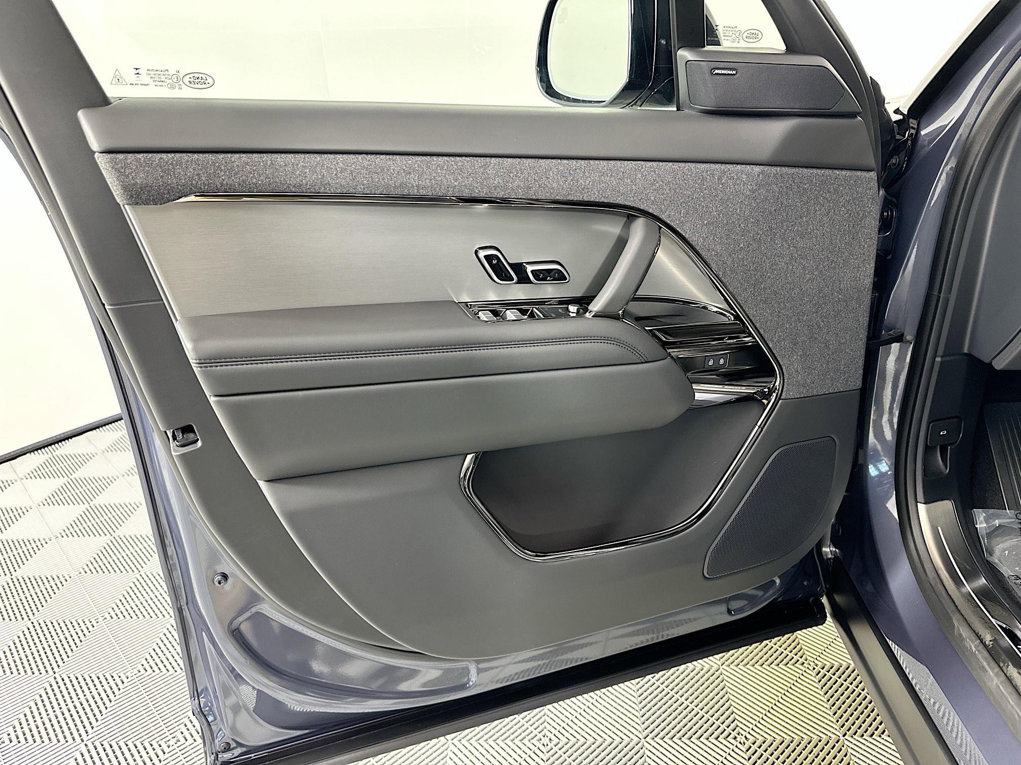 Used 2025 Land Rover Range Rover Sport image 14