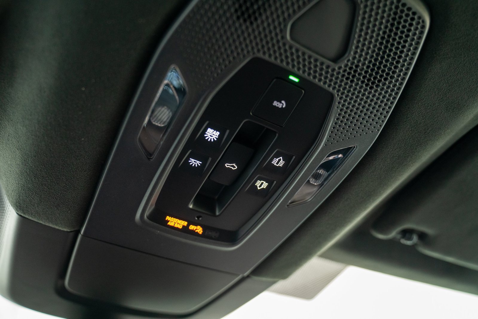 Certified 2025 Porsche Macan Turbo Electric AWD/4WD image 21