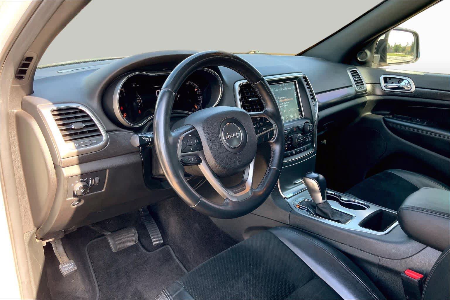 Used 2018 Jeep Grand Cherokee Altitude RWD image 16