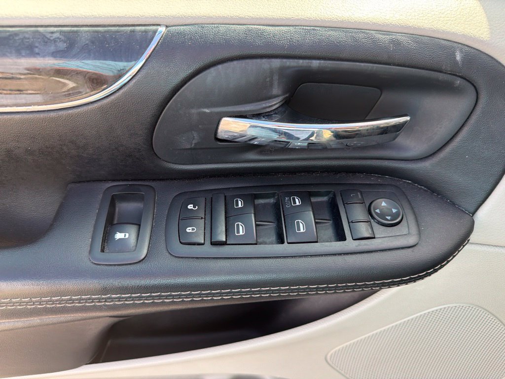 Used 2015 Chrysler Town & Country Touring-L w/ Driver Convenience Group FWD image 20