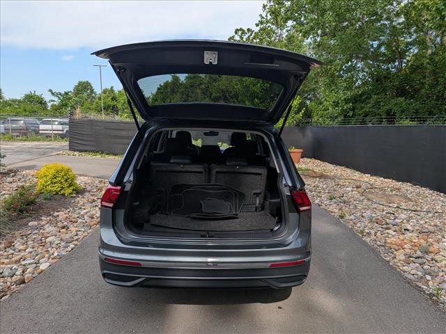 Used 2023 Volkswagen Tiguan SE w/ Panoramic Sunroof Package FWD image 18