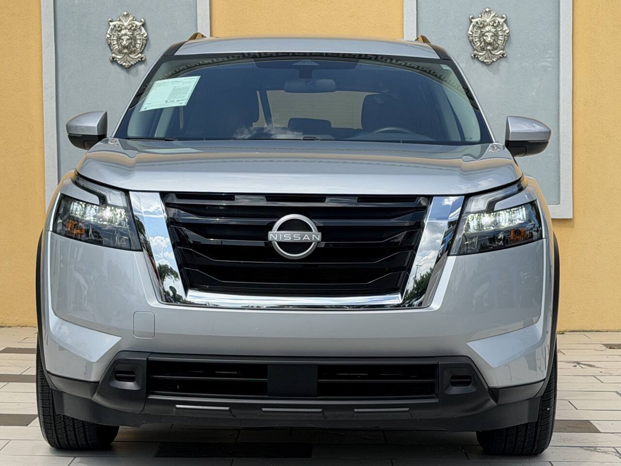 Used 2025 Nissan Pathfinder SV FWD image 2