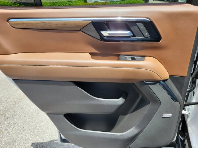 Used 2025 Chevrolet Tahoe High Country AWD/4WD image 18