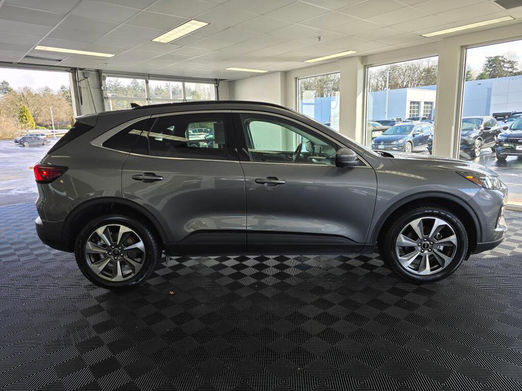 Used 2024 Ford Escape Platinum AWD/4WD image 2