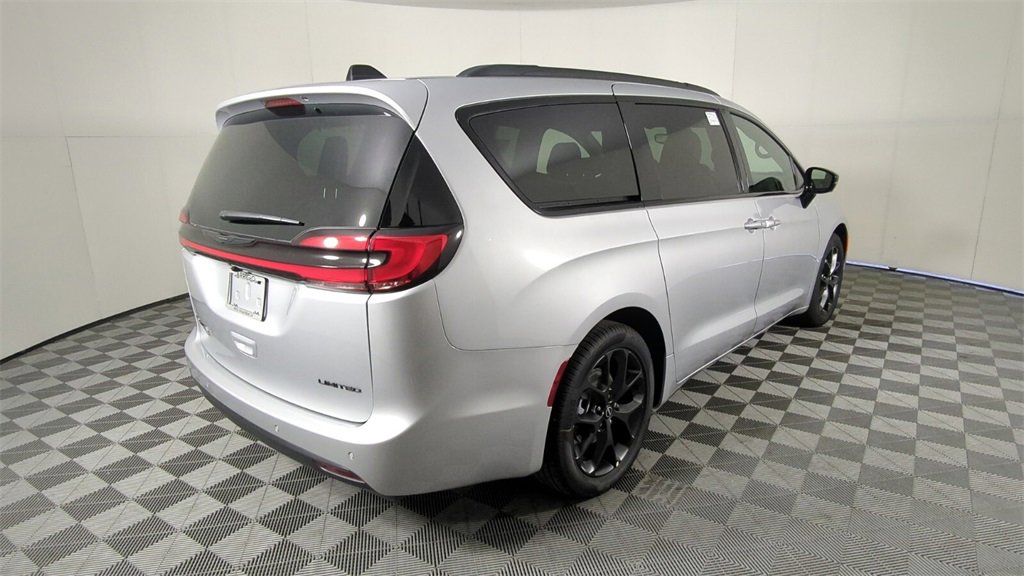 New 2026 Chrysler Pacifica Limited w/ Uconnect Theater Family Group image 5
