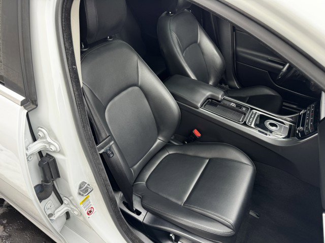 Used 2019 Jaguar XE Premium image 32