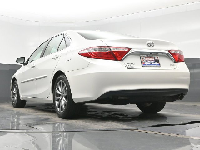 Used 2017 Toyota Camry XLE w/ Moonroof Package FWD image 23