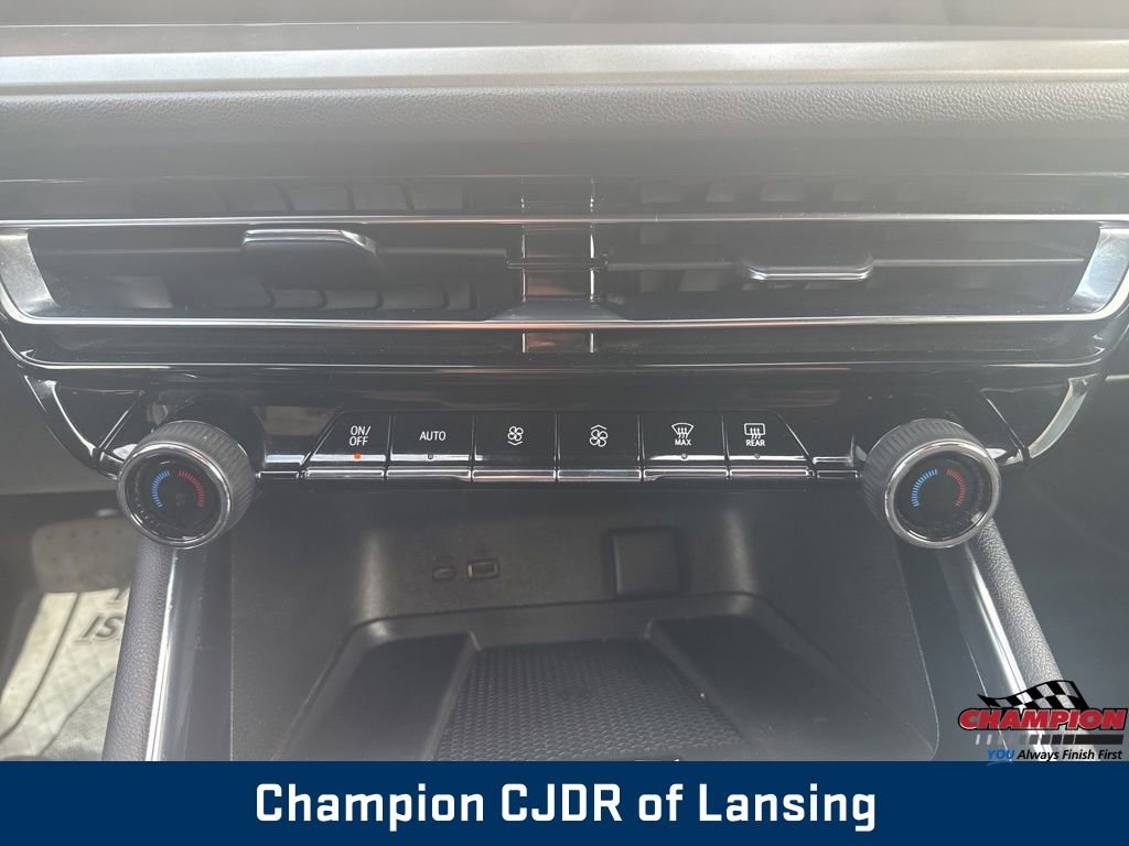 Used 2024 Chevrolet Traverse LT image 36