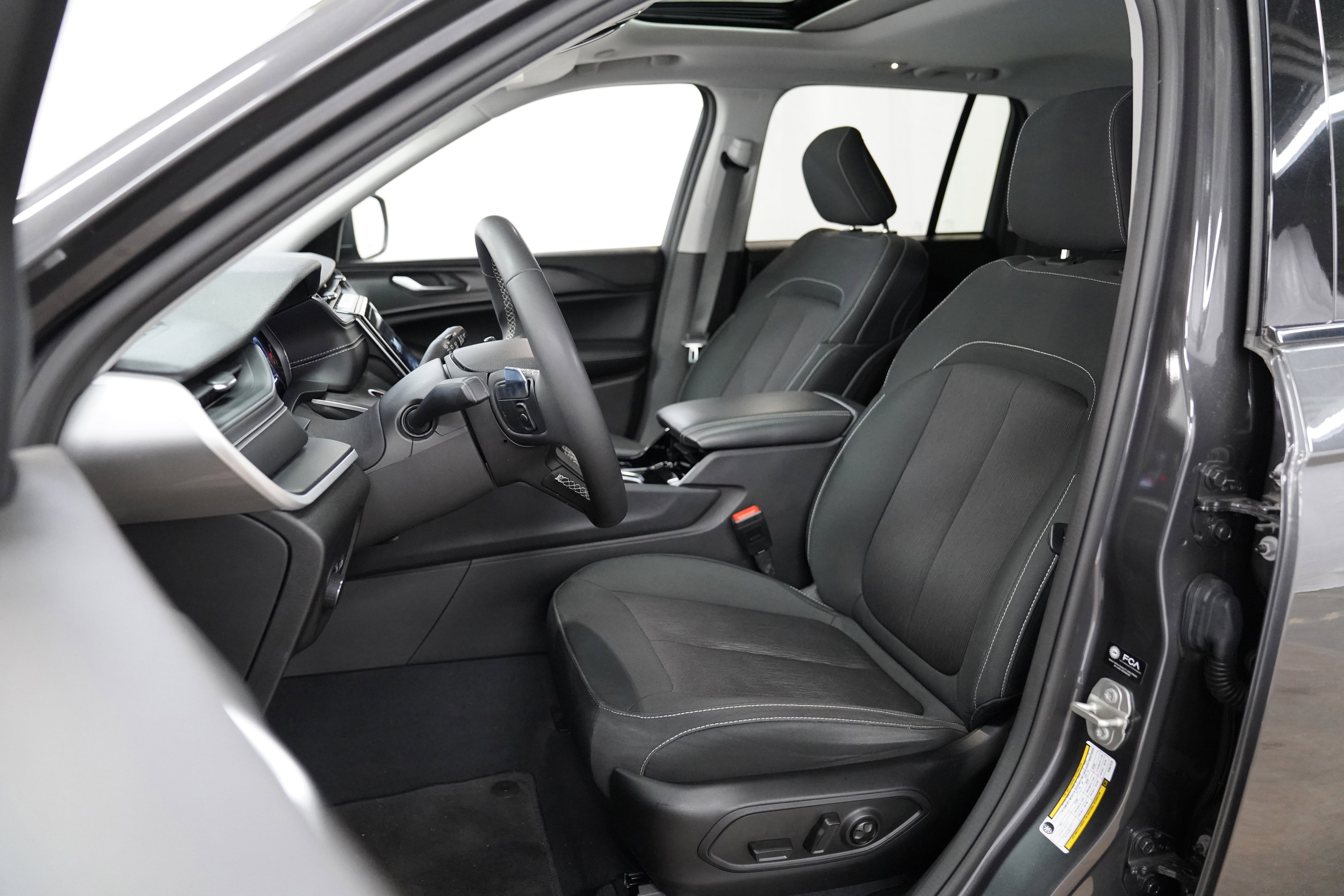 Used 2023 Jeep Grand Cherokee Laredo X image 4