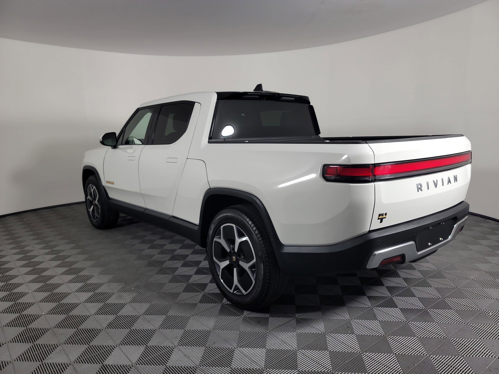 Used 2022 Rivian R1T Adventure image 3