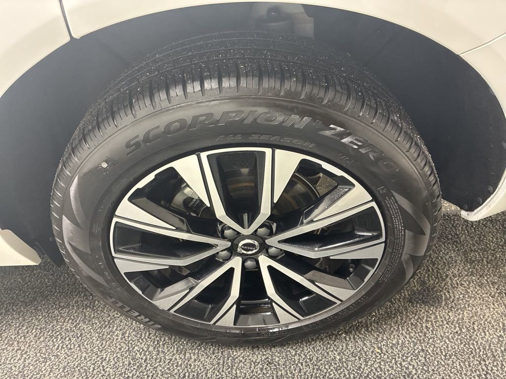 Used 2025 Volvo XC60 B5 Plus image 9