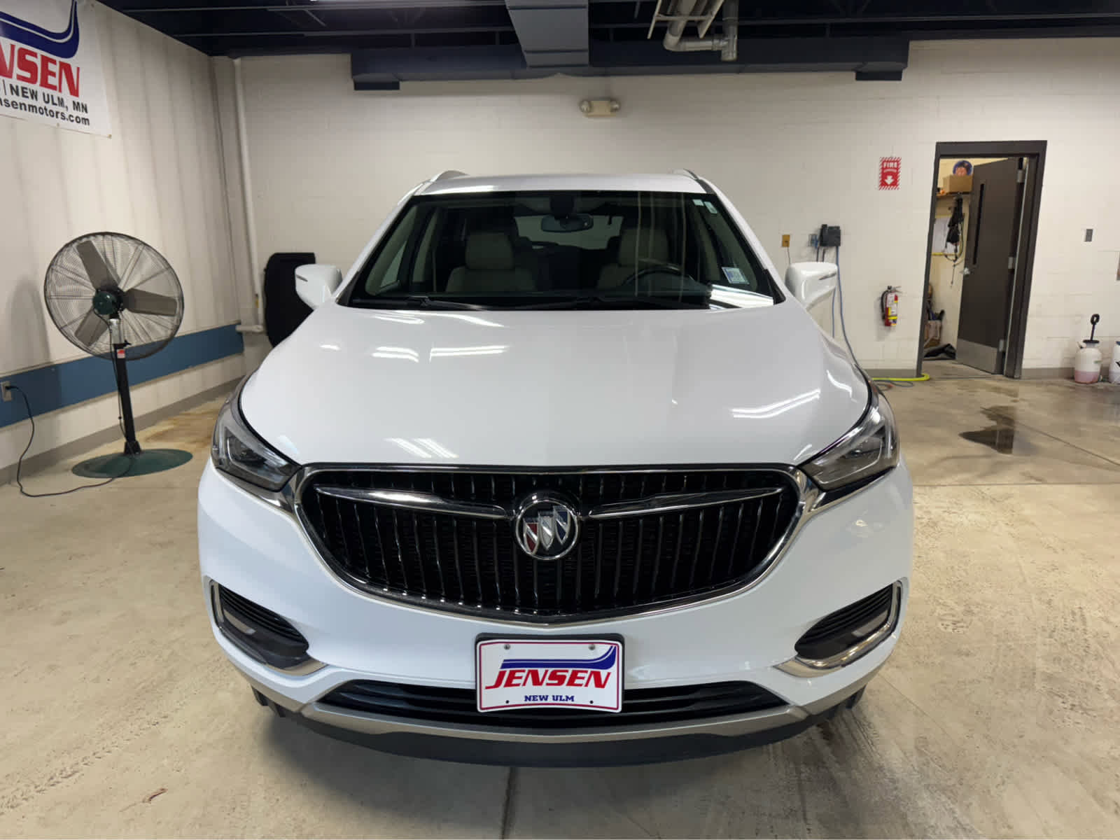 Used 2020 Buick Enclave Essence w/ Sound and Sites Package AWD/4WD image 2