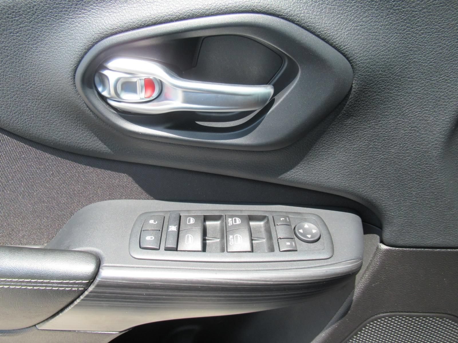 Used 2015 Jeep Cherokee Latitude w/ Cold Weather Group AWD/4WD image 21