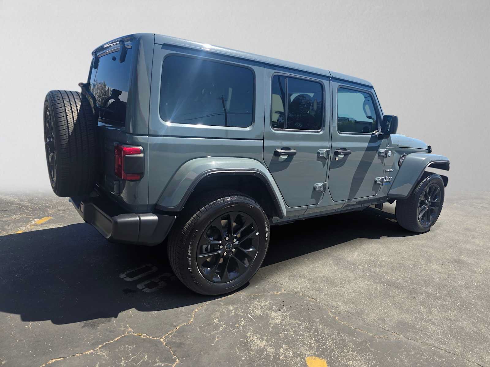 Used 2024 Jeep Wrangler Unlimited Sahara AWD/4WD image 3