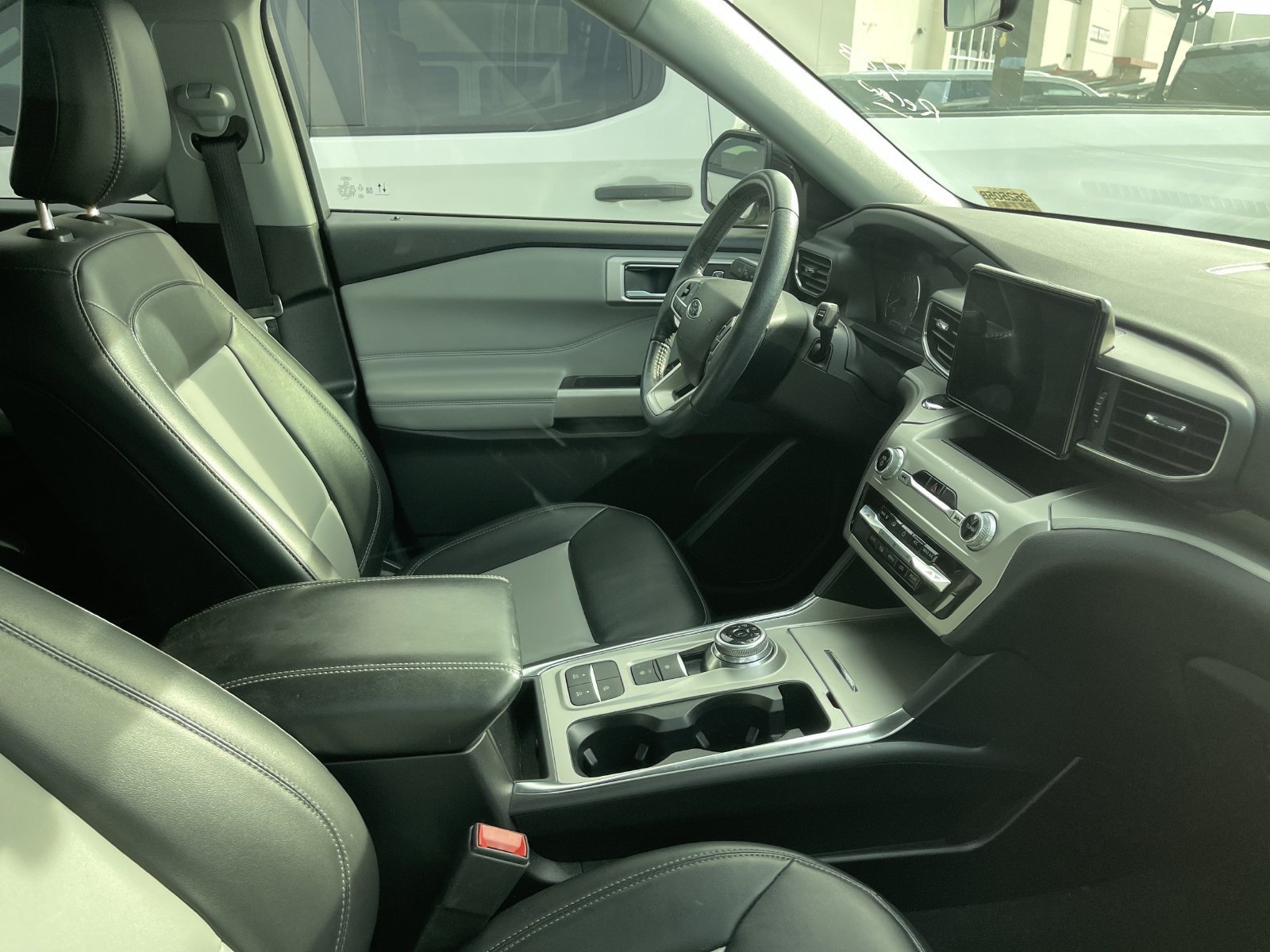 Used 2022 Ford Explorer XLT w/ Equipment Group 202A RWD image 6