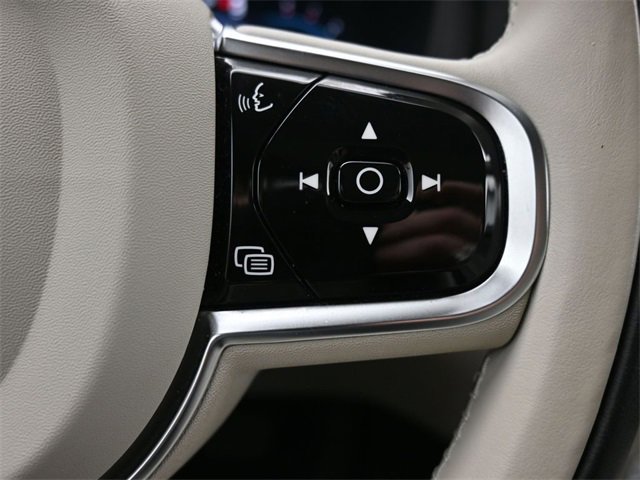 Used 2023 Volvo XC60 B5 Plus image 30