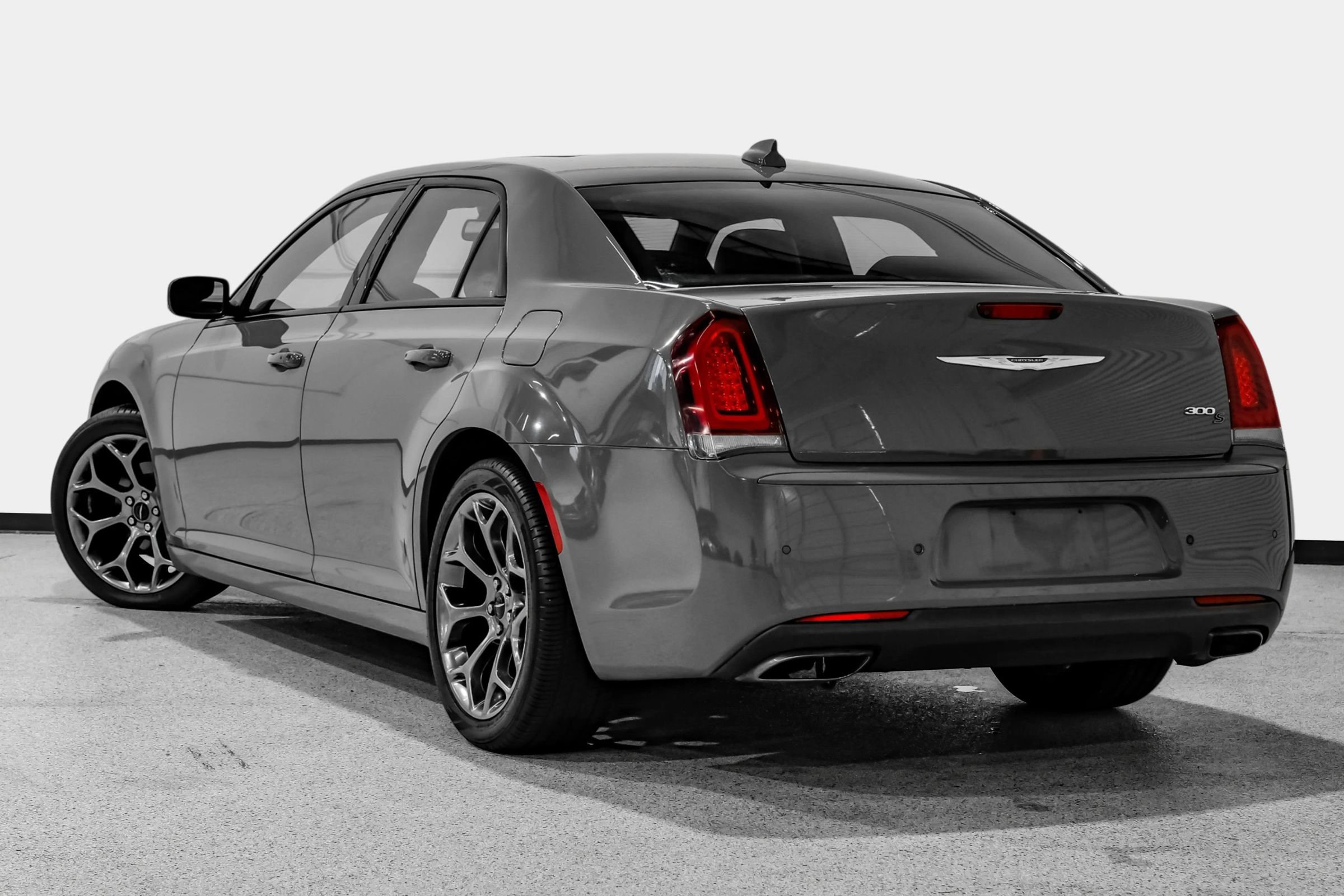 Used 2018 Chrysler 300 S w/ 300S Premium Group RWD image 8