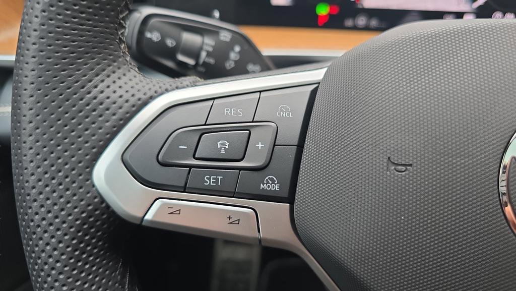 Used 2025 Volkswagen Tiguan SEL R-Line AWD/4WD image 15