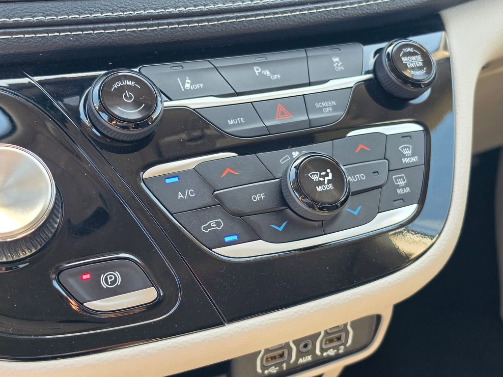 Used 2023 Chrysler Pacifica Touring-L image 28