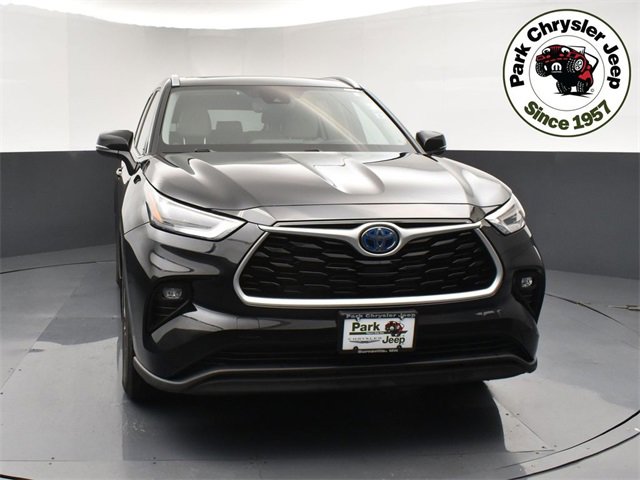 Used 2022 Toyota Highlander XLE image 2