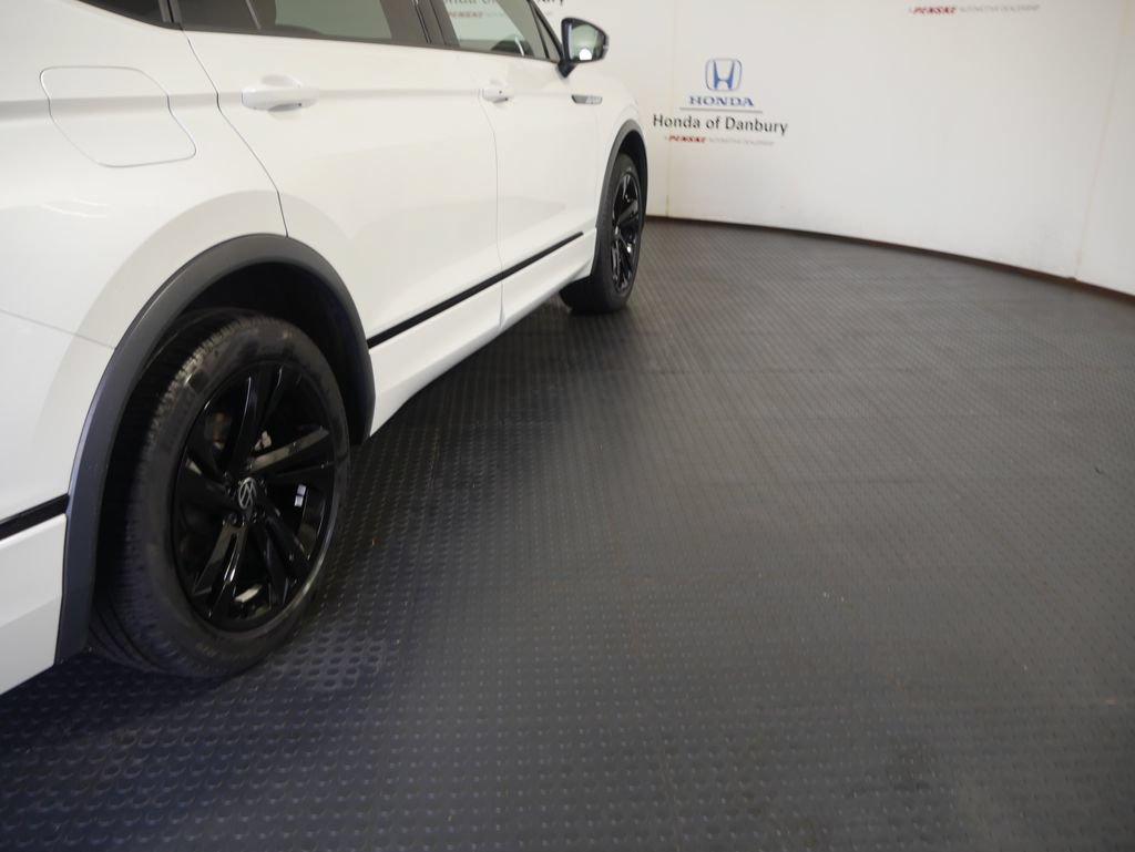Used 2024 Volkswagen Tiguan SE R-Line AWD/4WD image 4