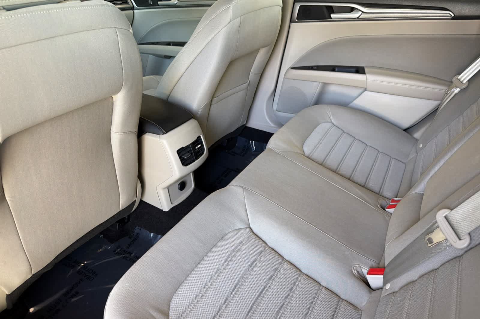 Used 2020 Ford Fusion SE FWD image 4