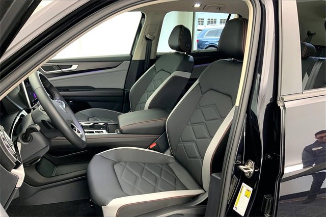 Used 2025 Volkswagen Atlas Peak Edition SE image 25