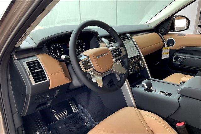 Used 2025 Land Rover Discovery Metropolitan Edition AWD/4WD image 7
