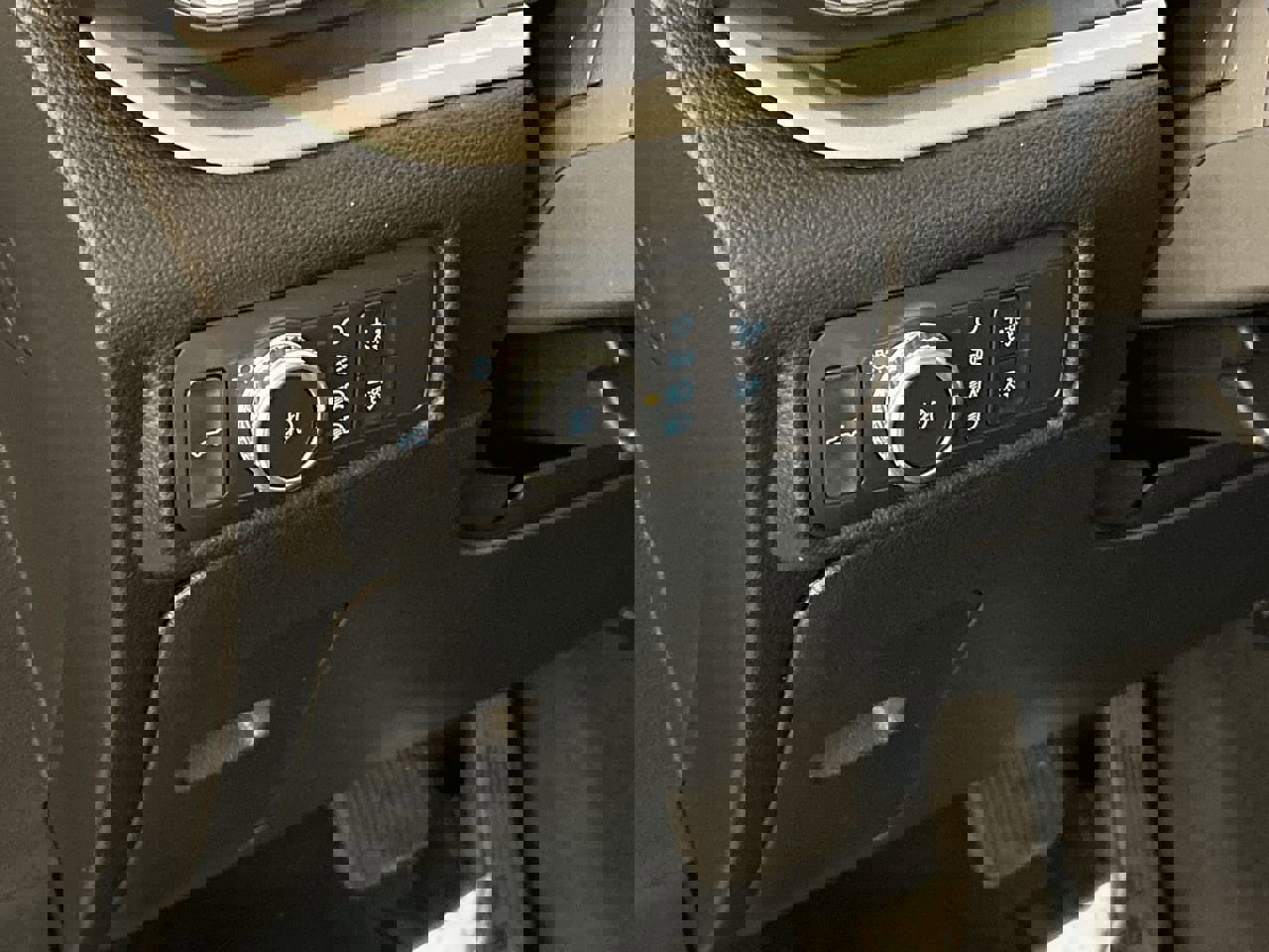 Used 2022 Ford Explorer XLT w/ Equipment Group 202A image 13