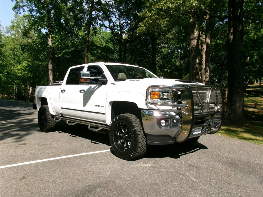 Used 2018 GMC Sierra 2500 SLT w/ Duramax Plus Package AWD/4WD image 3