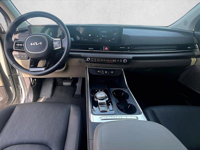 Used 2025 Kia Carnival EX FWD image 16