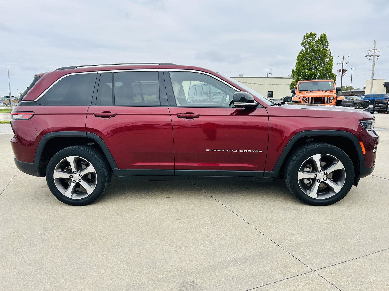 Used 2023 Jeep Grand Cherokee Limited AWD/4WD image 41