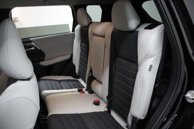 New 2025 Mitsubishi Outlander SE image 25