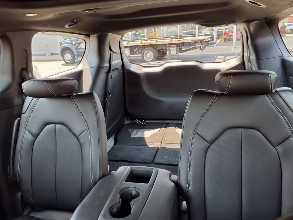 Used 2026 Chrysler Pacifica Select FWD image 19