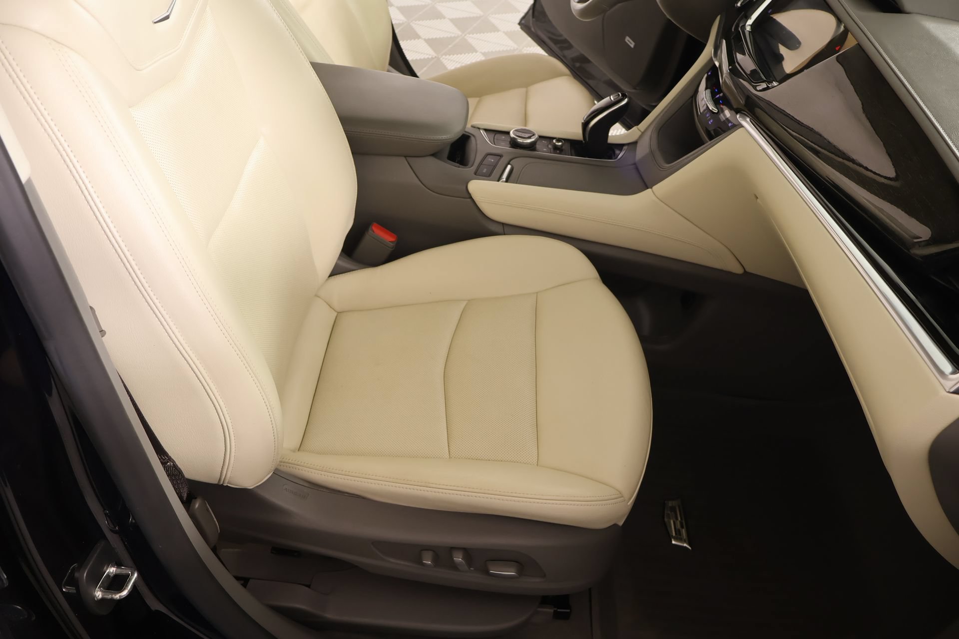 Used 2022 Cadillac XT6 Premium Luxury w/ LPO, Floor Liner Package AWD/4WD image 15