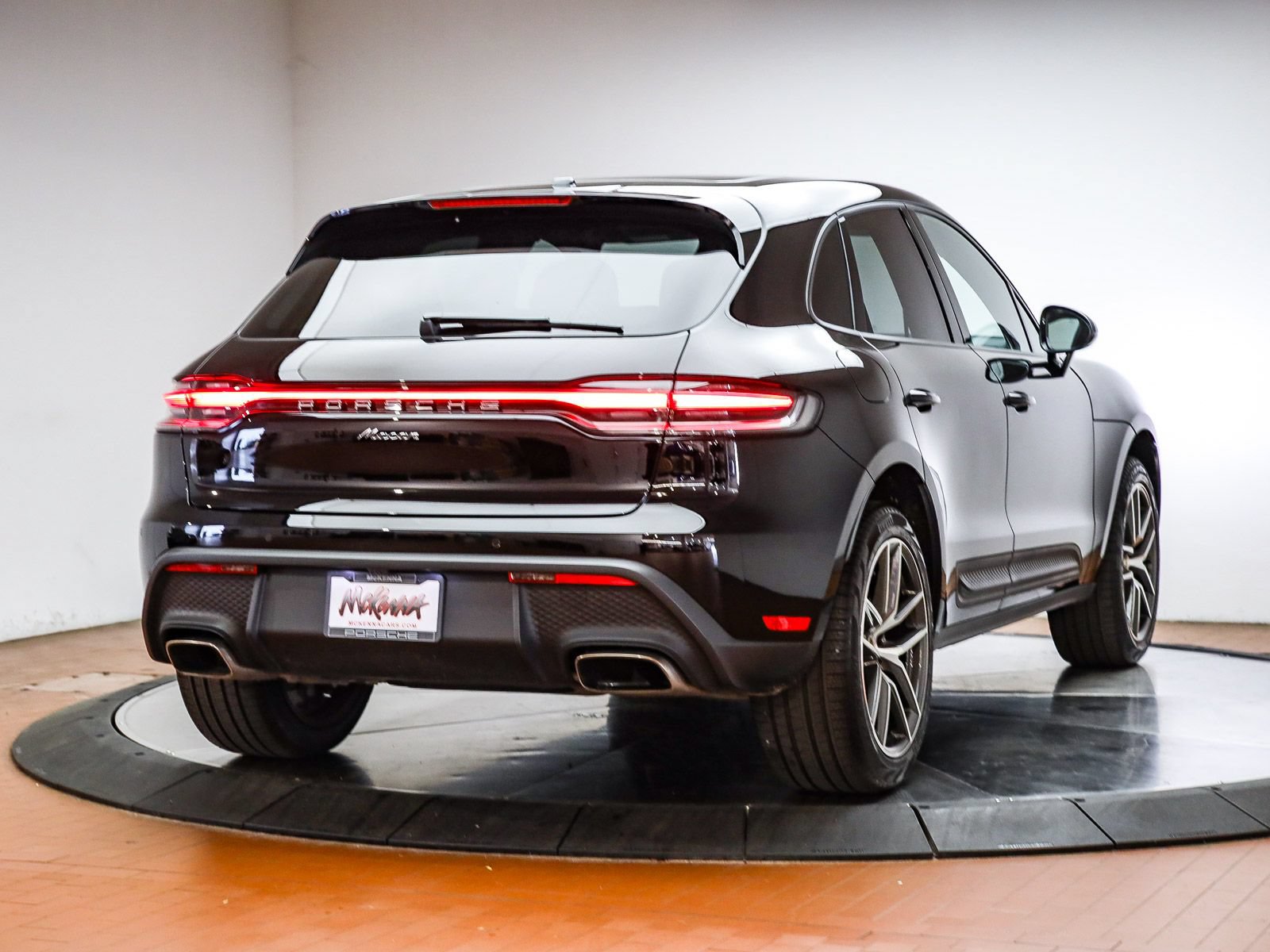Certified 2026 Porsche Macan AWD/4WD image 6