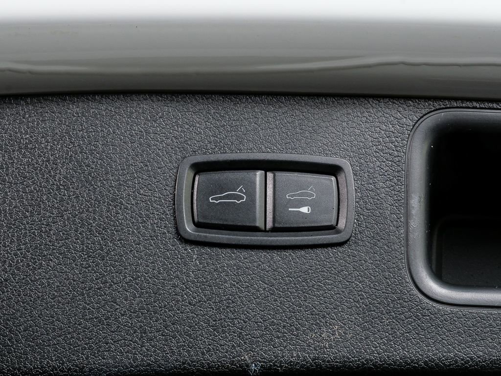 Certified 2022 Porsche Macan S AWD/4WD image 33
