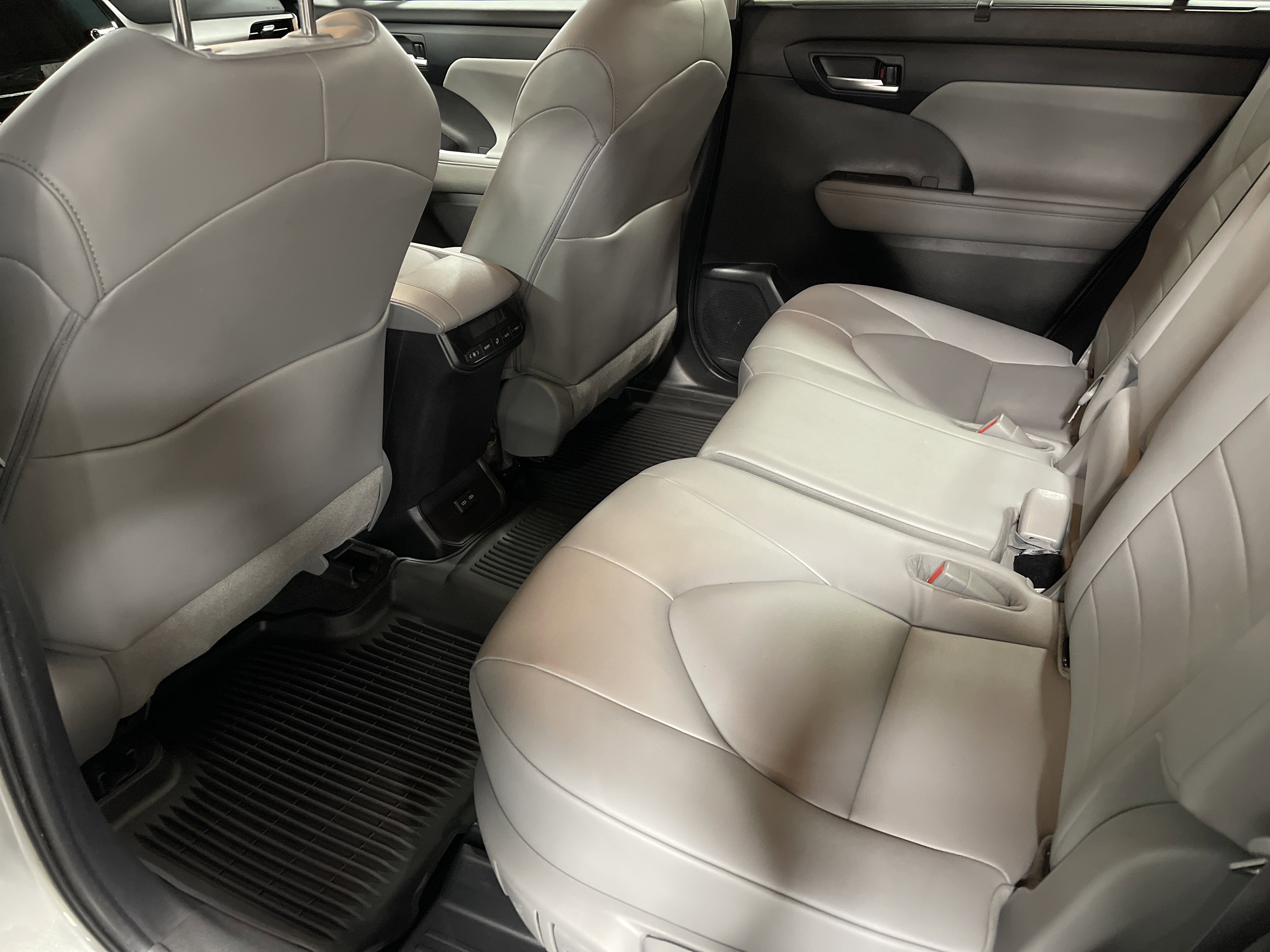 Used 2023 Toyota Highlander XLE image 11