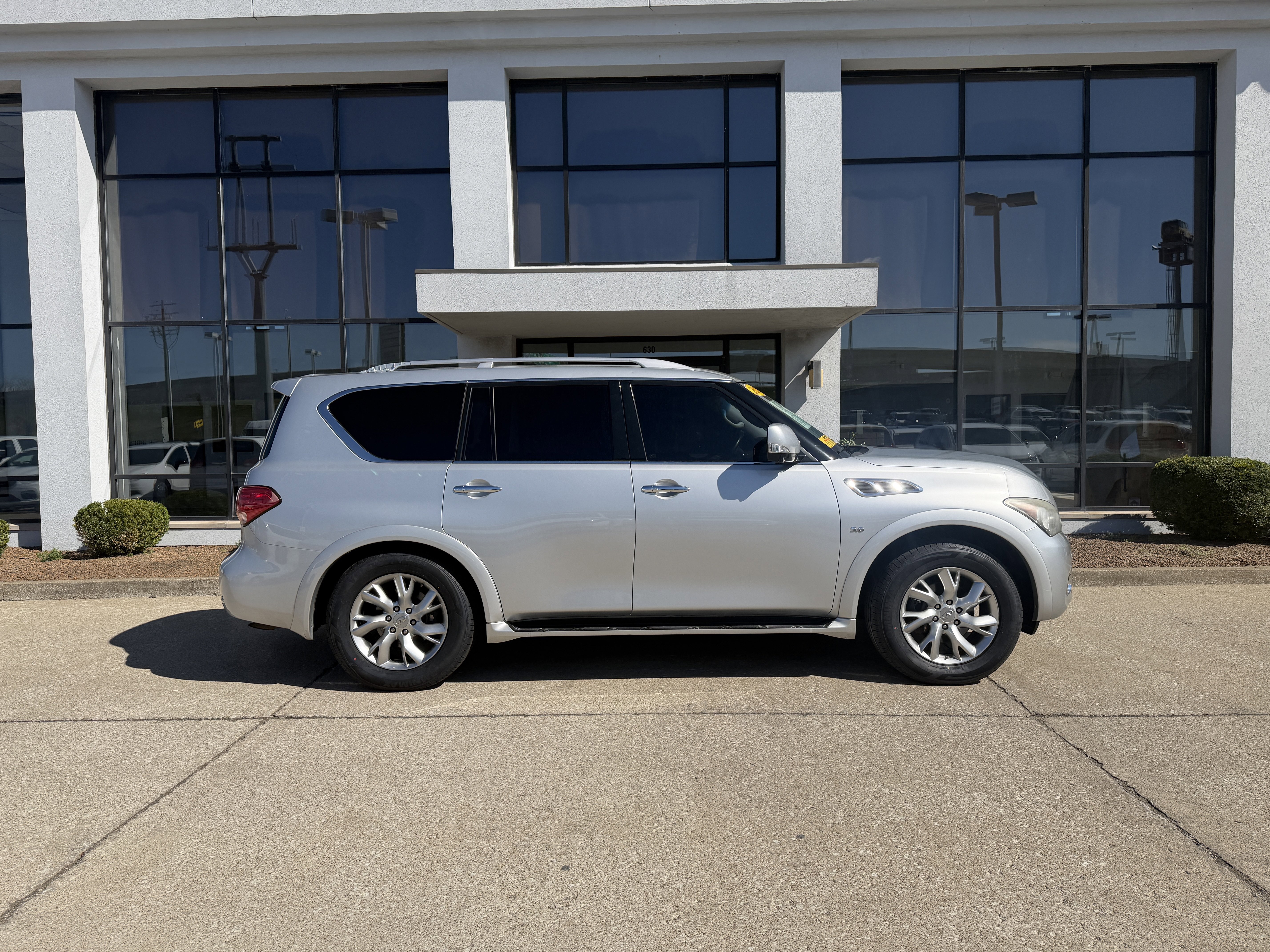 Used 2014 INFINITI QX80 4WD w/ Theater Package image 3