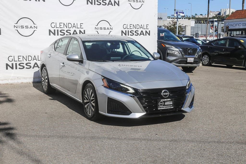 Used 2023 Nissan Altima 2.5 SV image 3