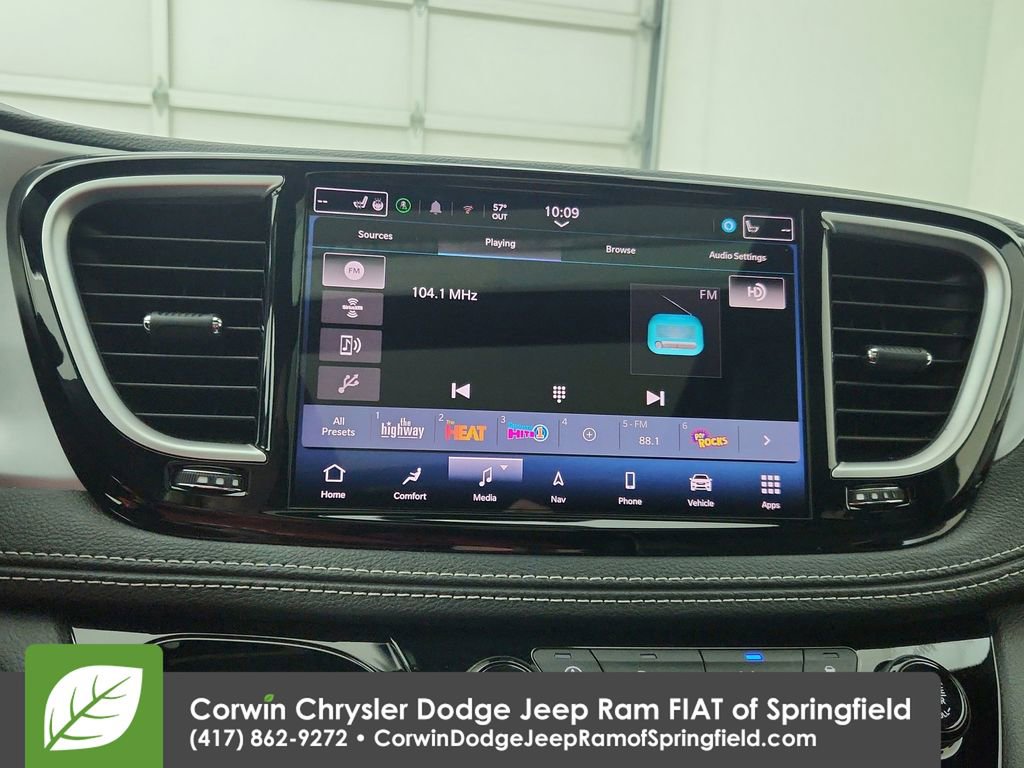 Certified 2025 Chrysler Pacifica Limited image 24