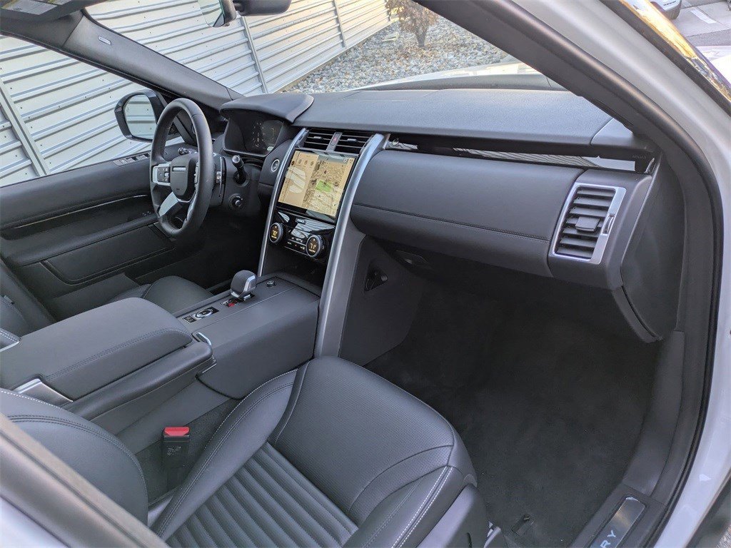Used 2025 Land Rover Discovery S image 36