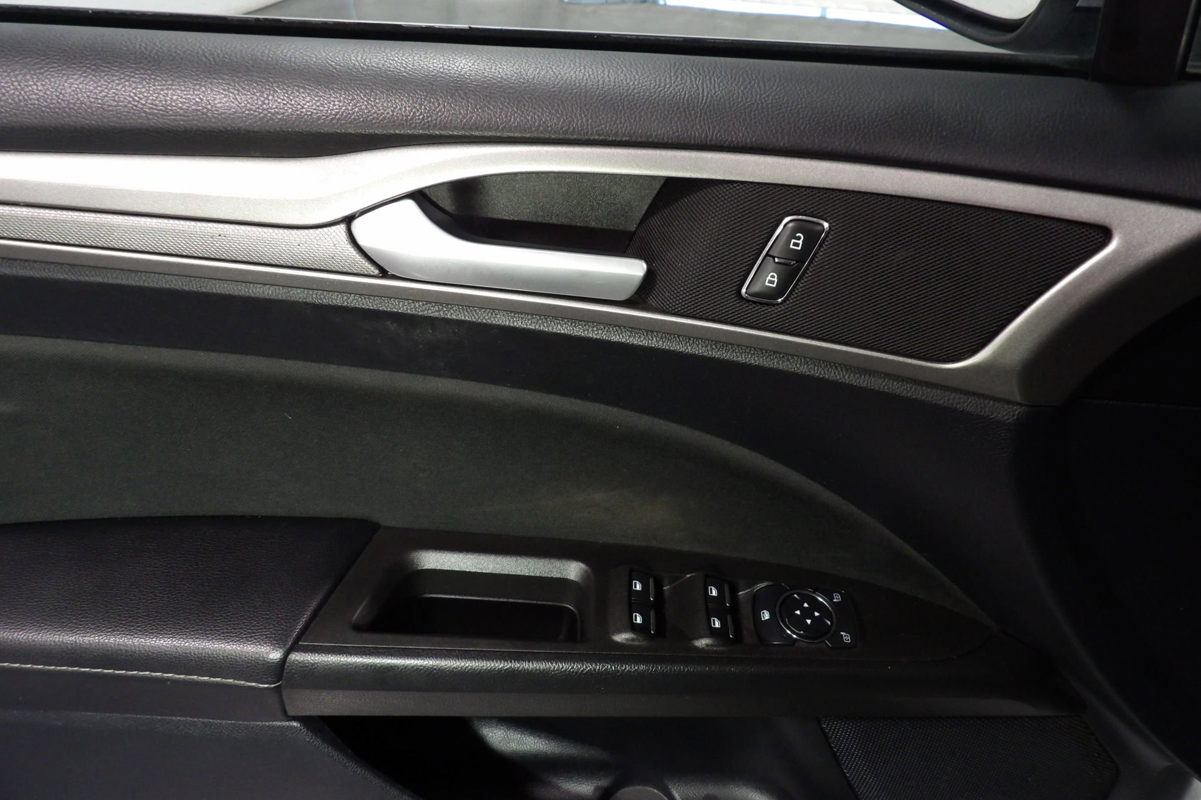 Used 2020 Ford Fusion SE image 9