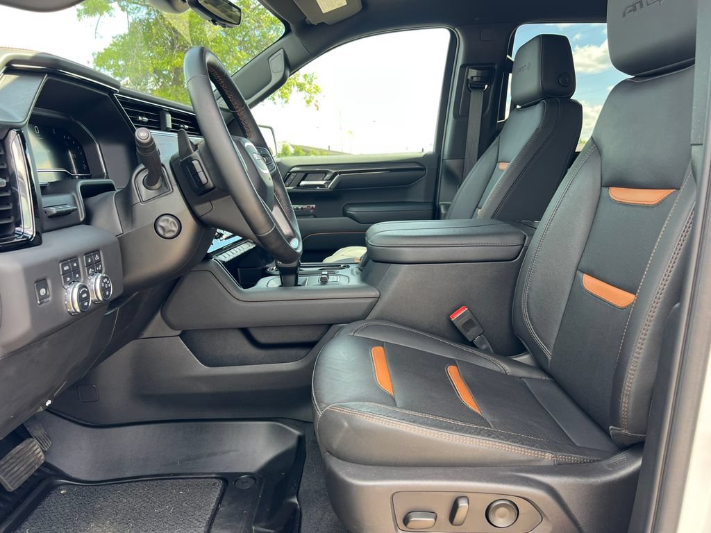 Used 2023 GMC Sierra 1500 Denali w/ Technology Package AWD/4WD image 4