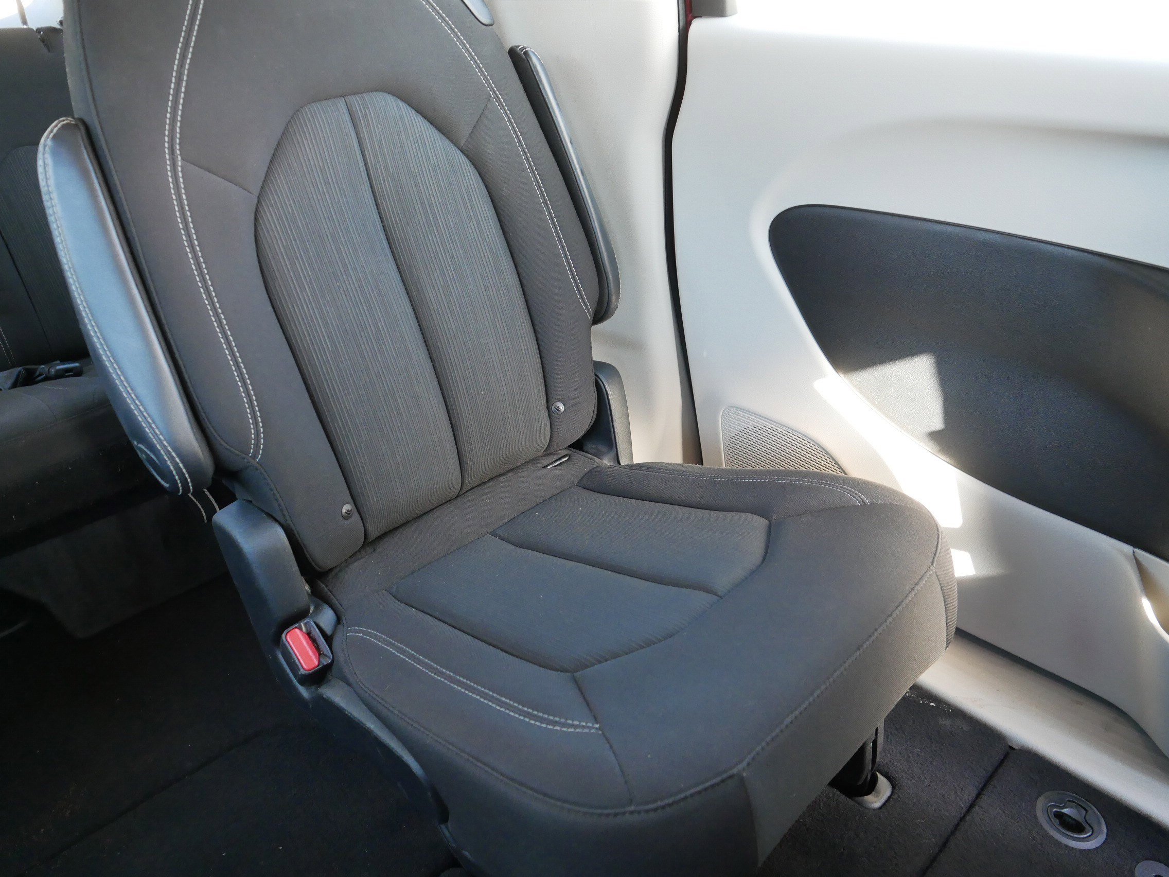 Used 2022 Chrysler Voyager LX image 14