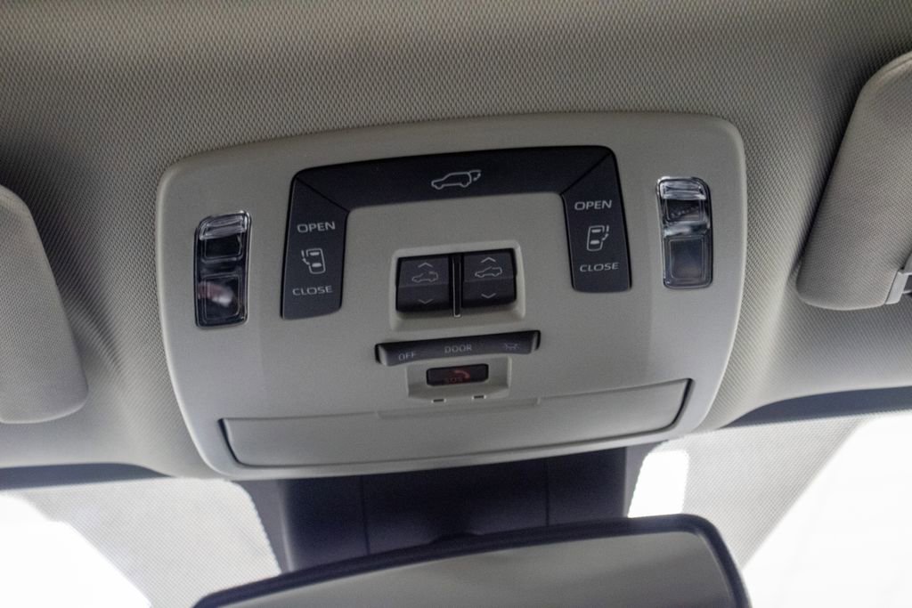 Used 2025 Toyota Sienna XLE image 18