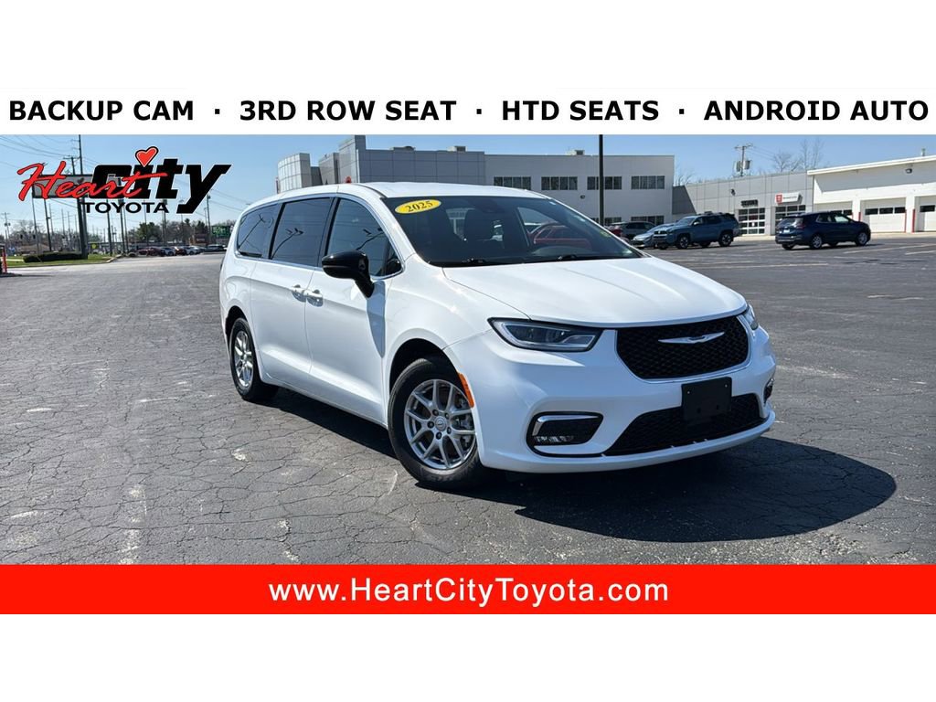 Used 2025 Chrysler Pacifica Select image 1