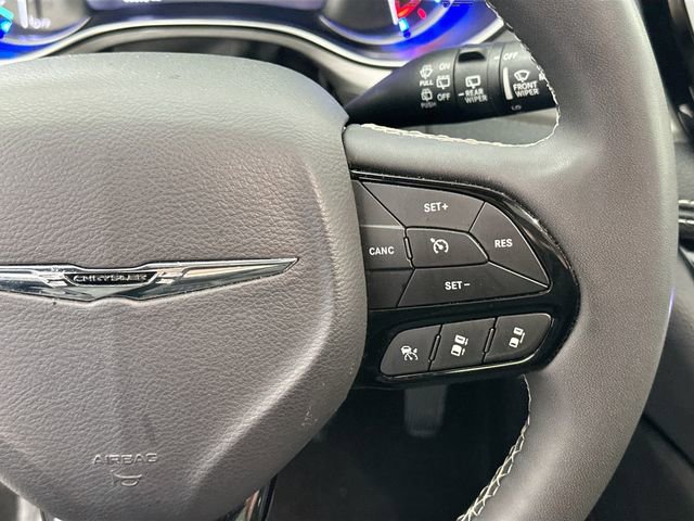 Used 2024 Chrysler Pacifica Premium image 25